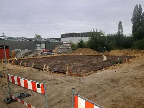 Bewehrte Bodenplatte einer Halle vor dem Betonieren