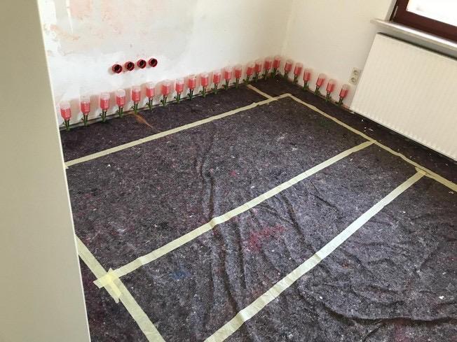 Reihe gesetzter Injektionsflaschen entlang der Wand beim Einbringen der Horizontalsperre